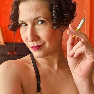 Dominatrix Mistress_V in United States